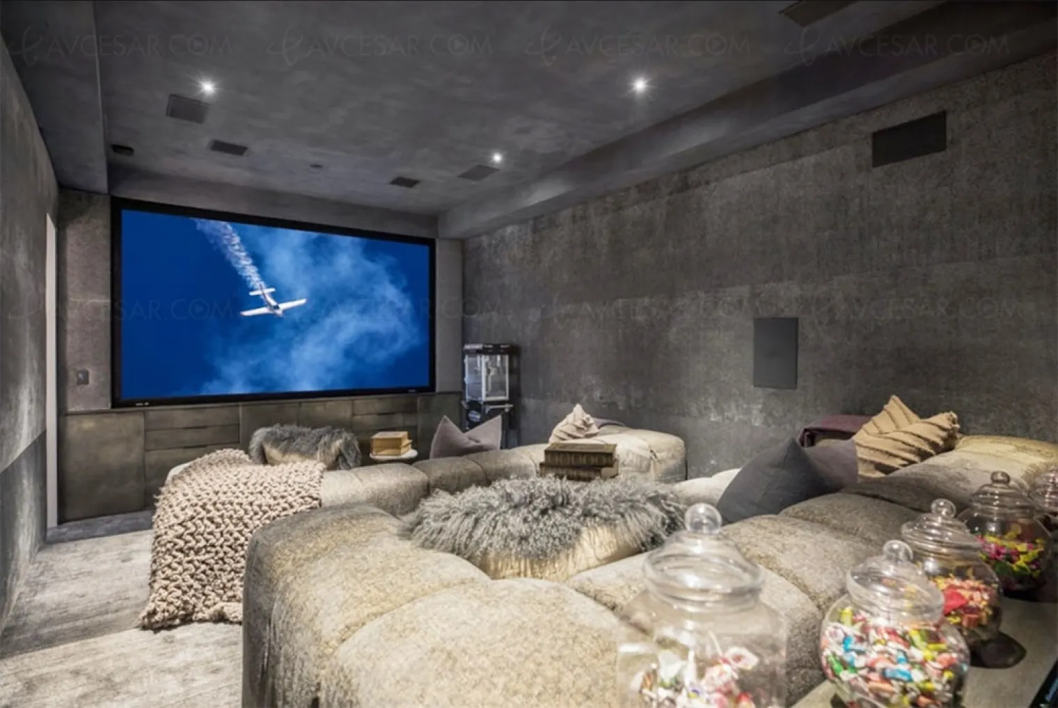 home-cinema-douillet-pour-le-chanteur-john-legend-et-sa-femme-chrissy-teigen