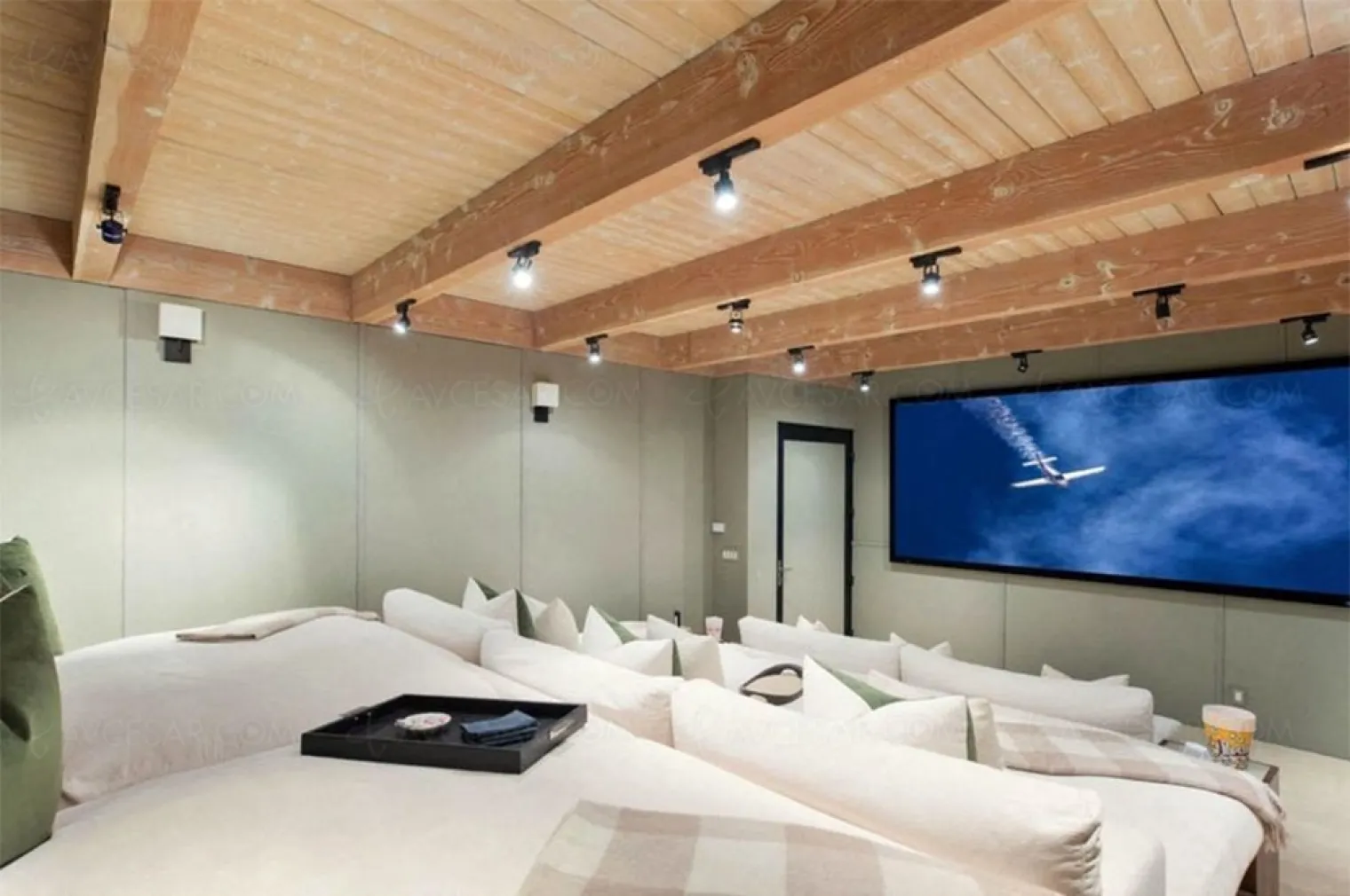 le-petit-home-cinema-estival-de-matthew-perry-friends-est-a-vendre