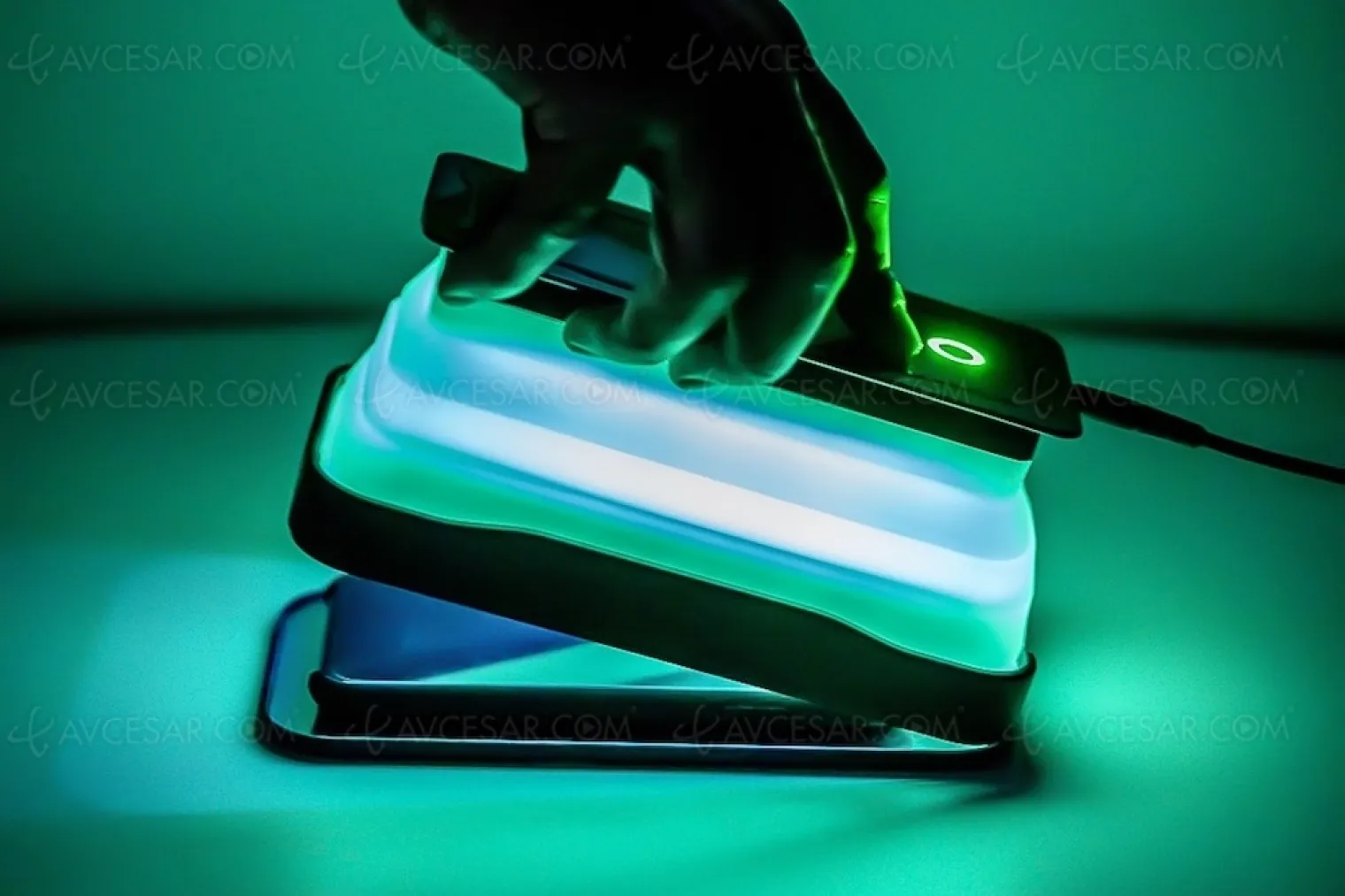 trois-en-un-pour-smartphone-chargeur-sans-fil-station-d-accueil-et-desinfectant-uv