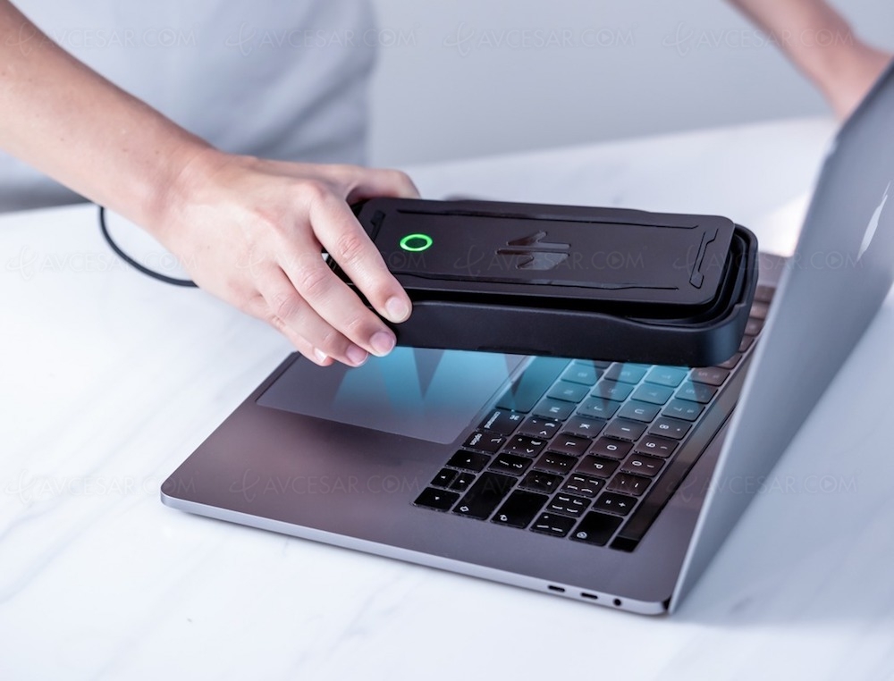 trois-en-un-chargeur-pour-smartphone-sans-fil-et-desinfectant-uv_09053911.jpg