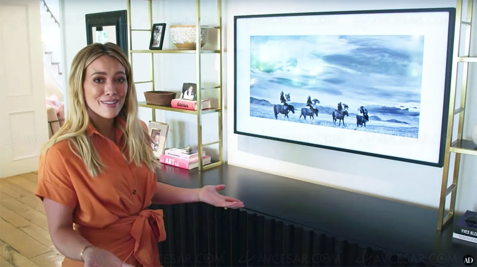 hilary-duff-presente-son-interieur-et-son-samsung-the-frame