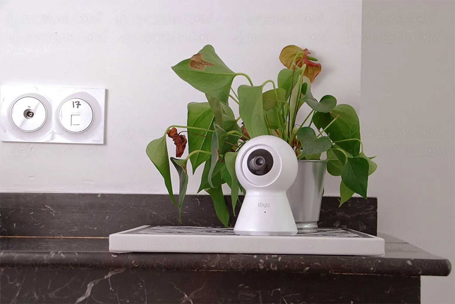 konyks-camini-max-camera-de-surveillance-sans-fil-et-motorisee