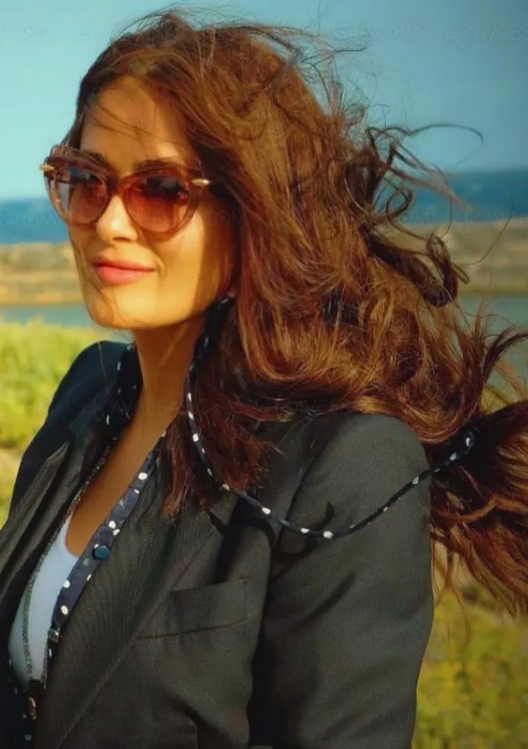 les-seins-salma-hayek-bientot-une-serie-hbo-max