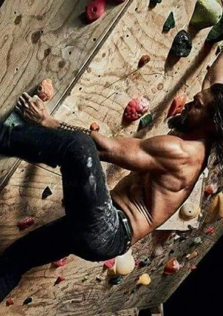 jason-momoa-et-chris-sharma-au-sommet-dans-une-serie-hbo-max