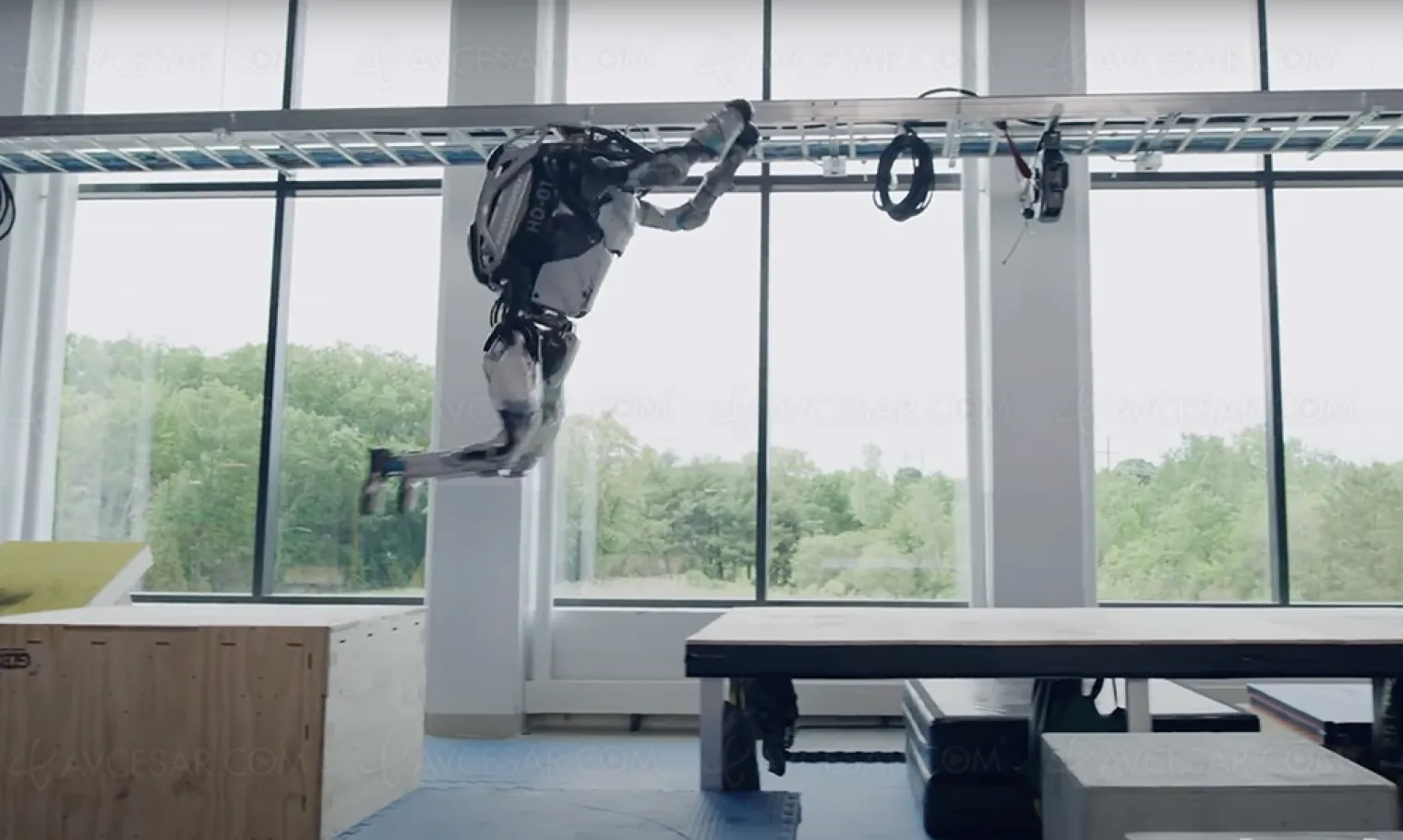 impressionnant-parkour-pour-le-robot-boston-dynamics-atlas-video
