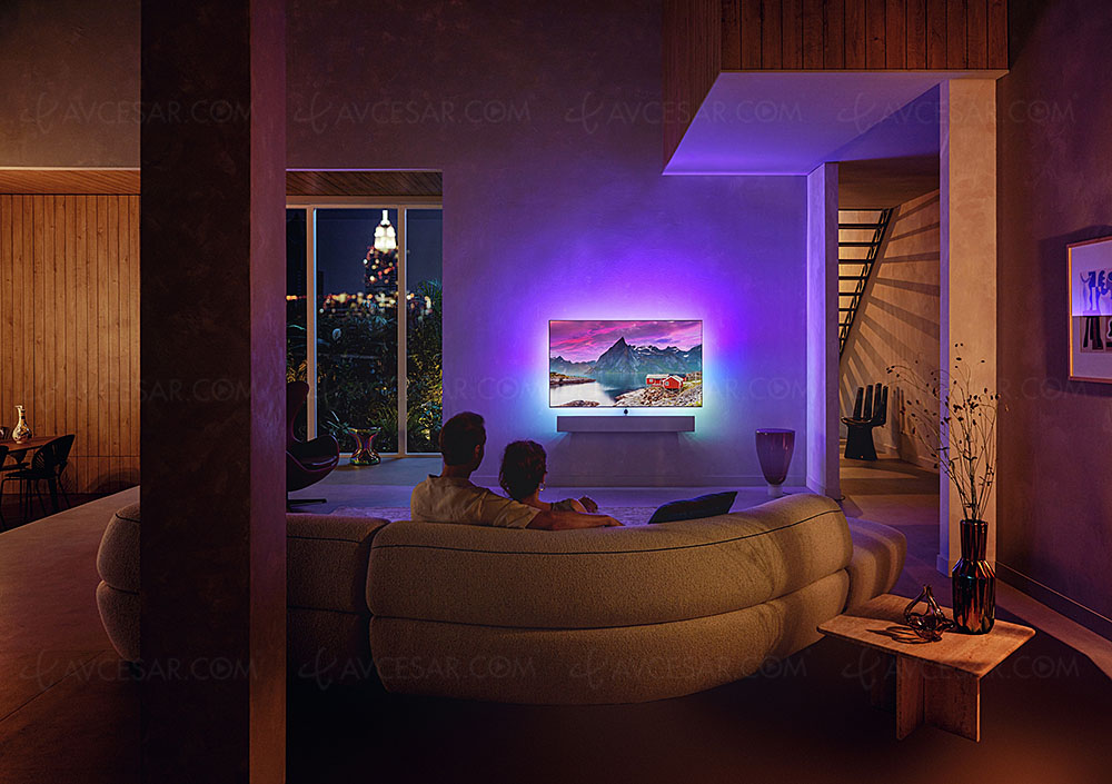 philips_oled986-ls-couple-watching-movie-rgb-01.jpg