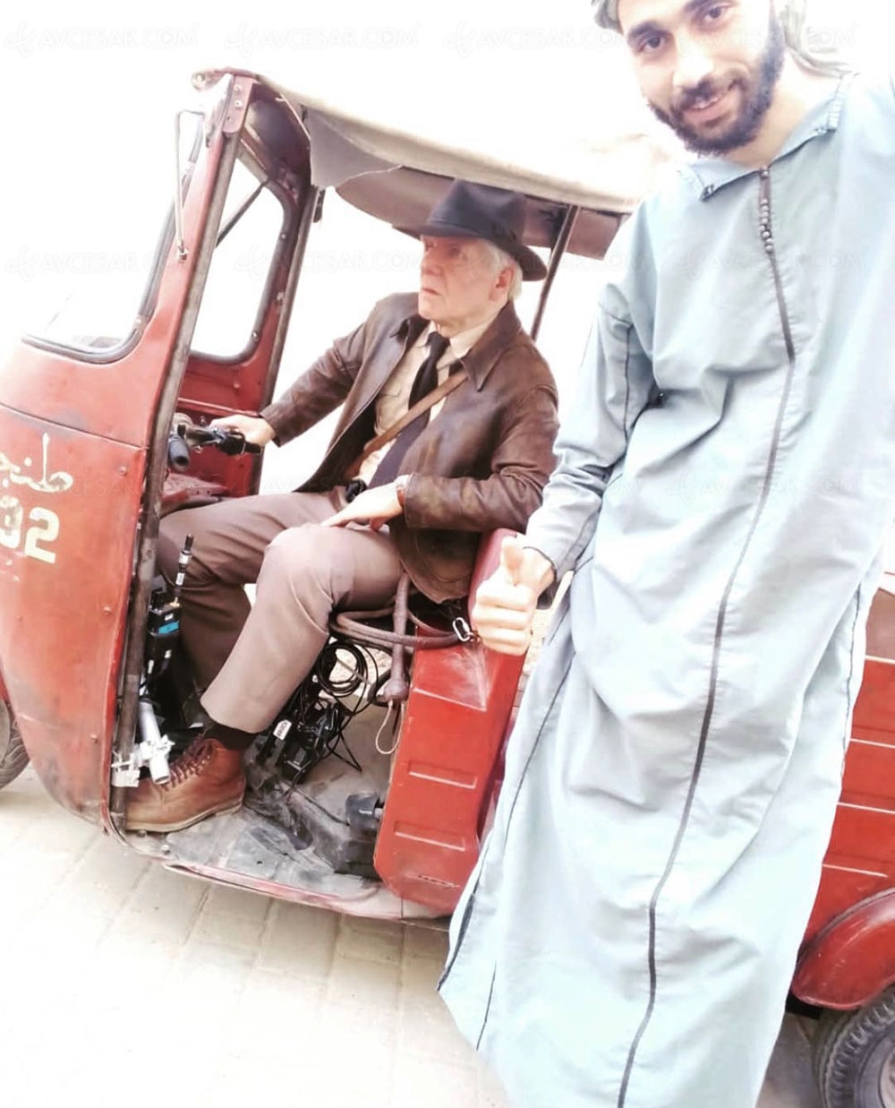 Harrison Ford au volant d'un bolide sur le tournage d'Indiana&nbsp;Jones&nbsp;5