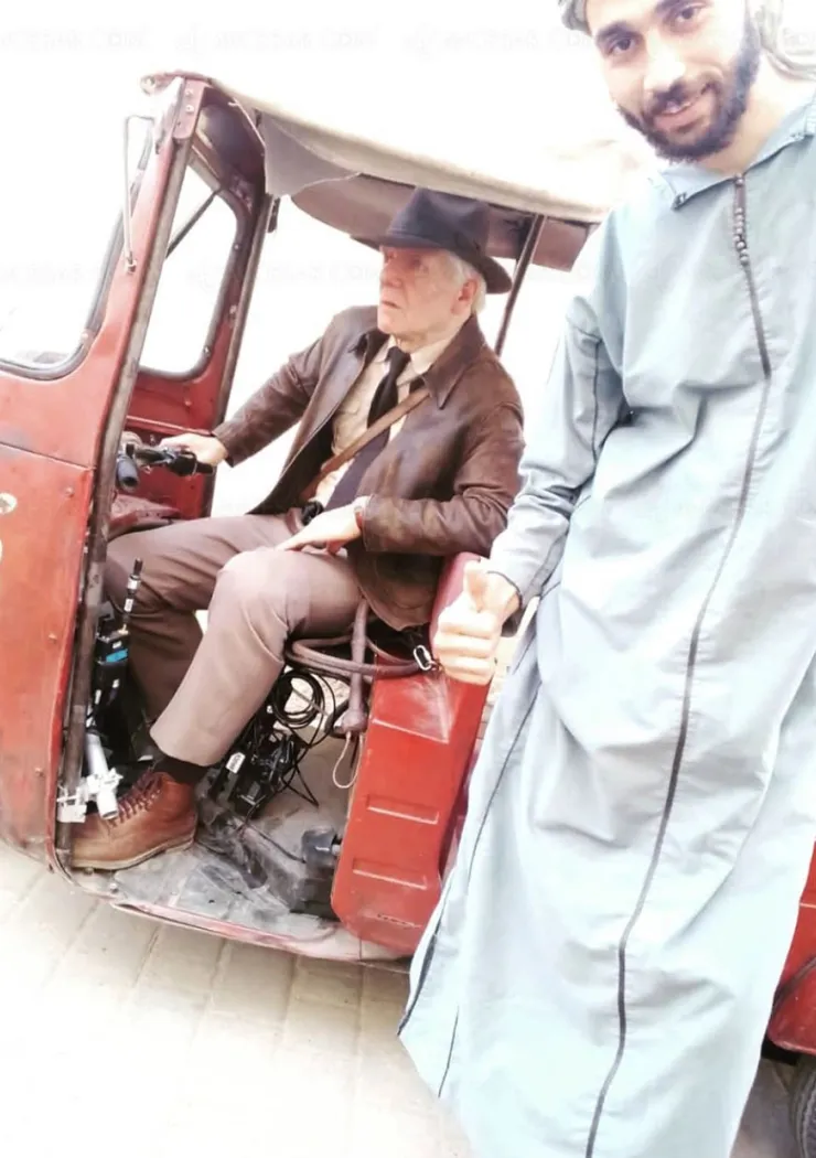 Harrison Ford au volant d'un bolide sur le tournage d'Indiana Jones 5