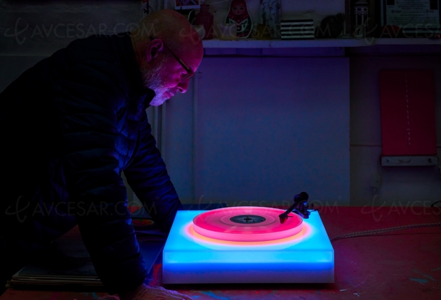 Une platine vinyle LED psychédélique signée Brian Eno