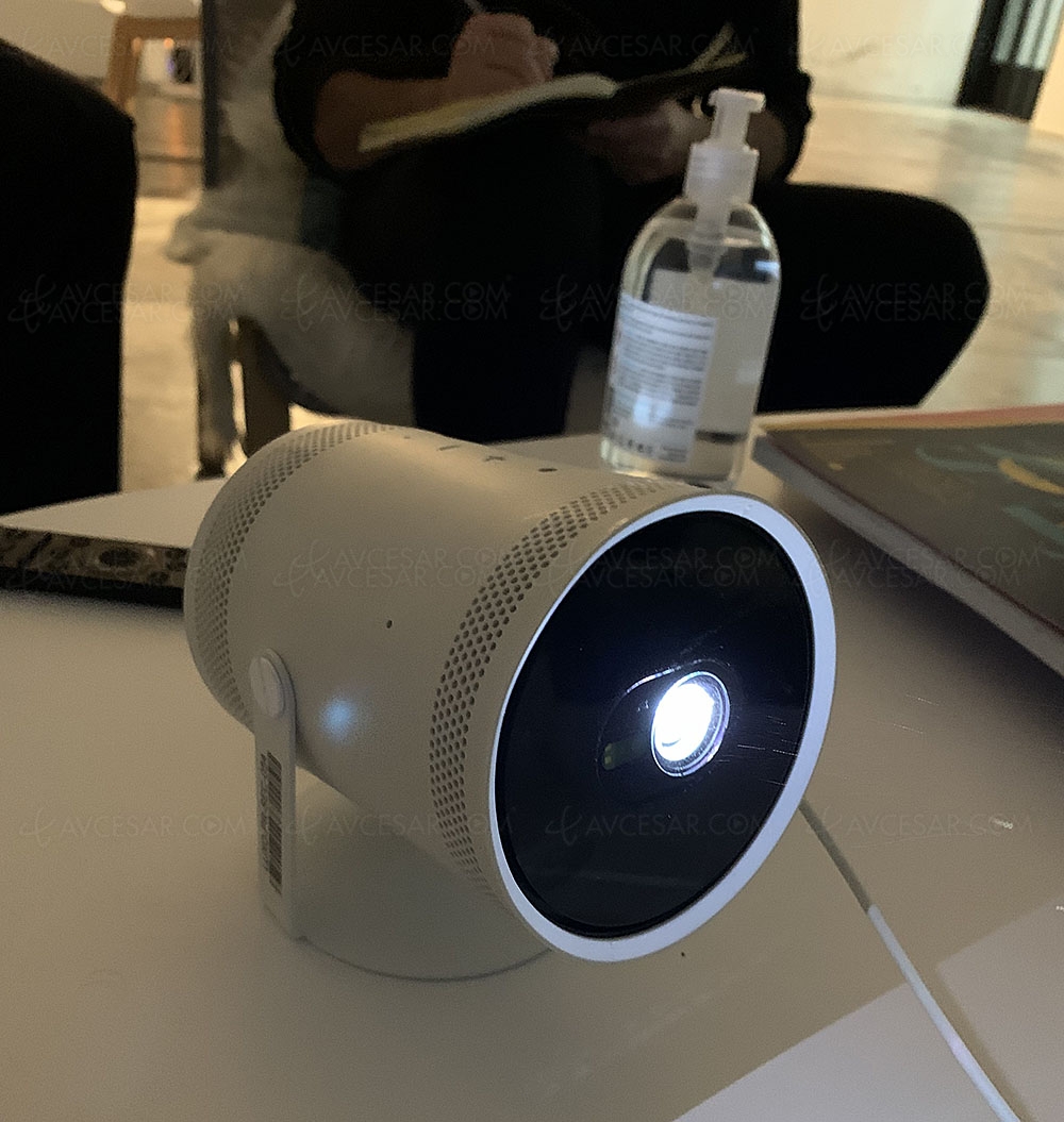 CES 22 > Samsung The&nbsp;Freestyle, vidéoprojecteur courte focale/enceinte Bluetooth nomade&nbsp;ultradesign