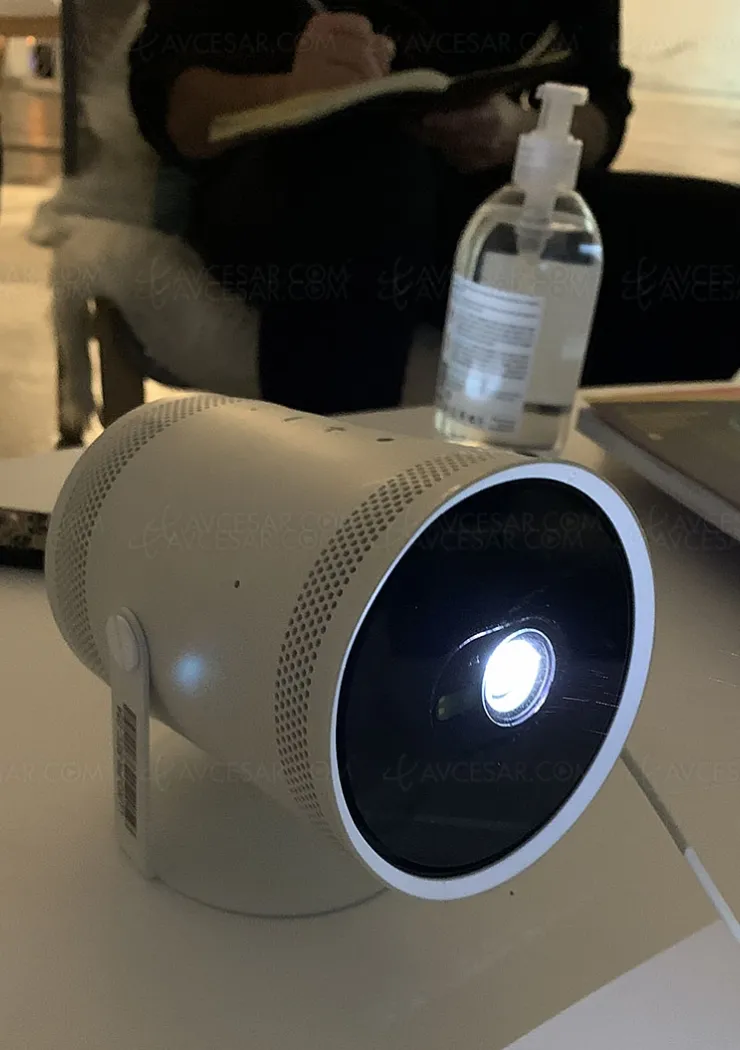 ces-22-samsung-the-freestyle-videoprojecteur-courte-focale-enceinte-bluetooth-nomade-ultradesign