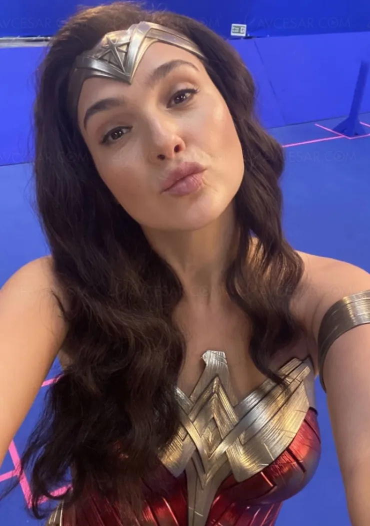 gal-gadot-dans-le-remake-de-la-main-au-collet-de-hitchcock