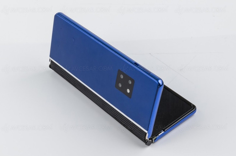 smartphone-tcl-ultra-flex-pliable-dans-les-deux-sens_03505641.jpg