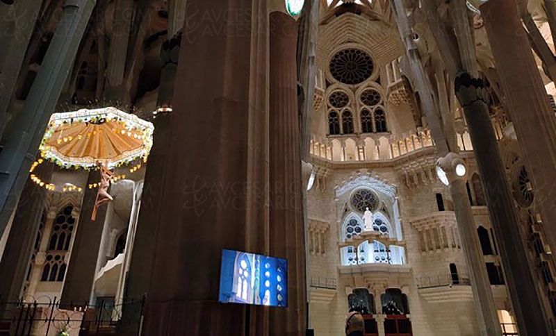 TV Samsung Neo QLED&nbsp;8K dans la Sagrada Familia de&nbsp;Barcelone