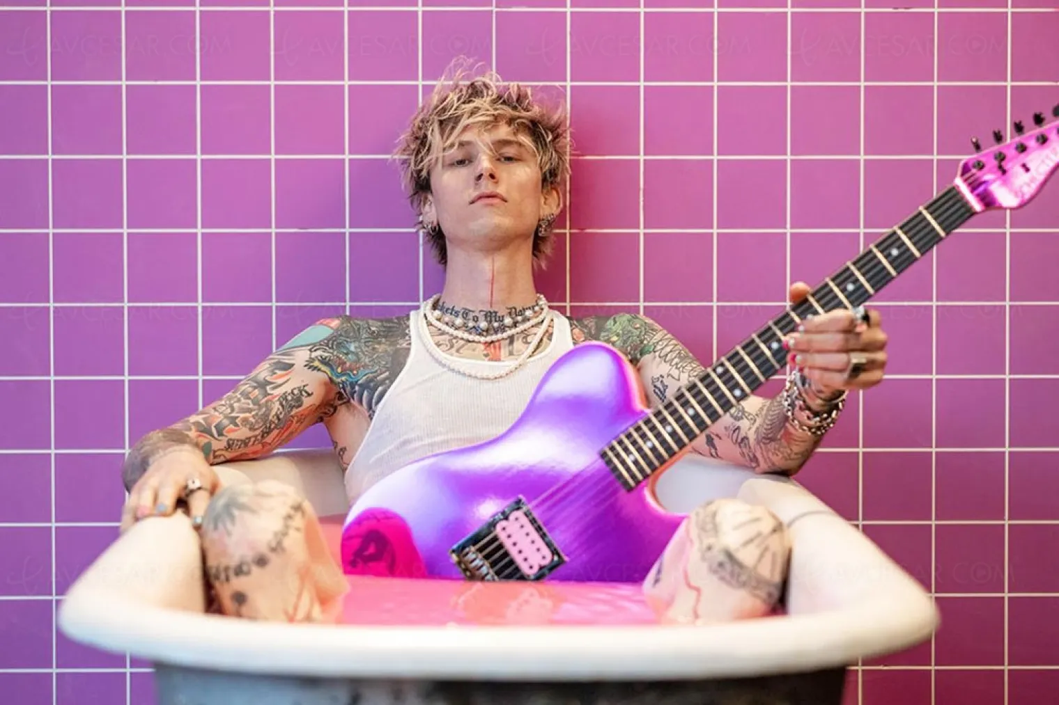 la-vie-en-rose-de-machine-gun-kelly-le-doc-bien-agite-dispo-sur-disney