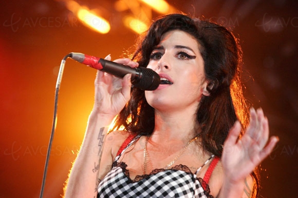 Qui sera Amy Winehouse dans le biopic de la réalisatrice de 50 nuances de Grey ?