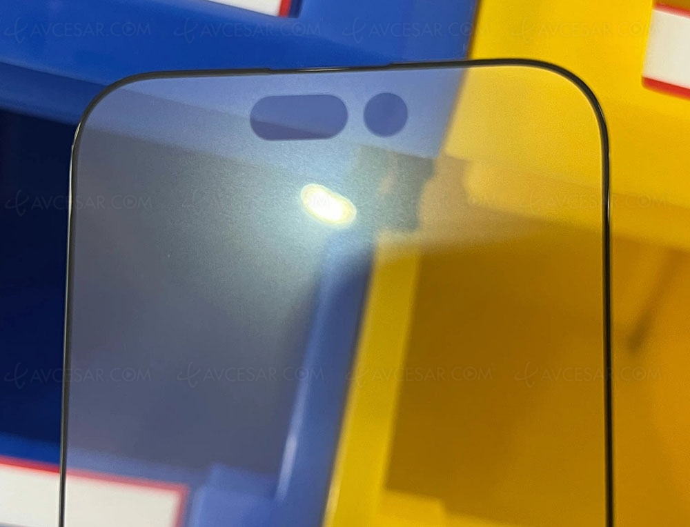 iPhone 14 Pro, «&nbsp;énormes&nbsp;» perforations au sommet de&nbsp;l’écran&nbsp;?