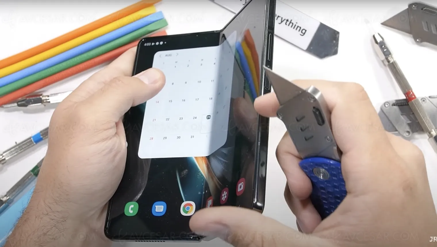 torture-au-cutter-et-au-briquet-le-samsung-galaxy-fold-4-resiste