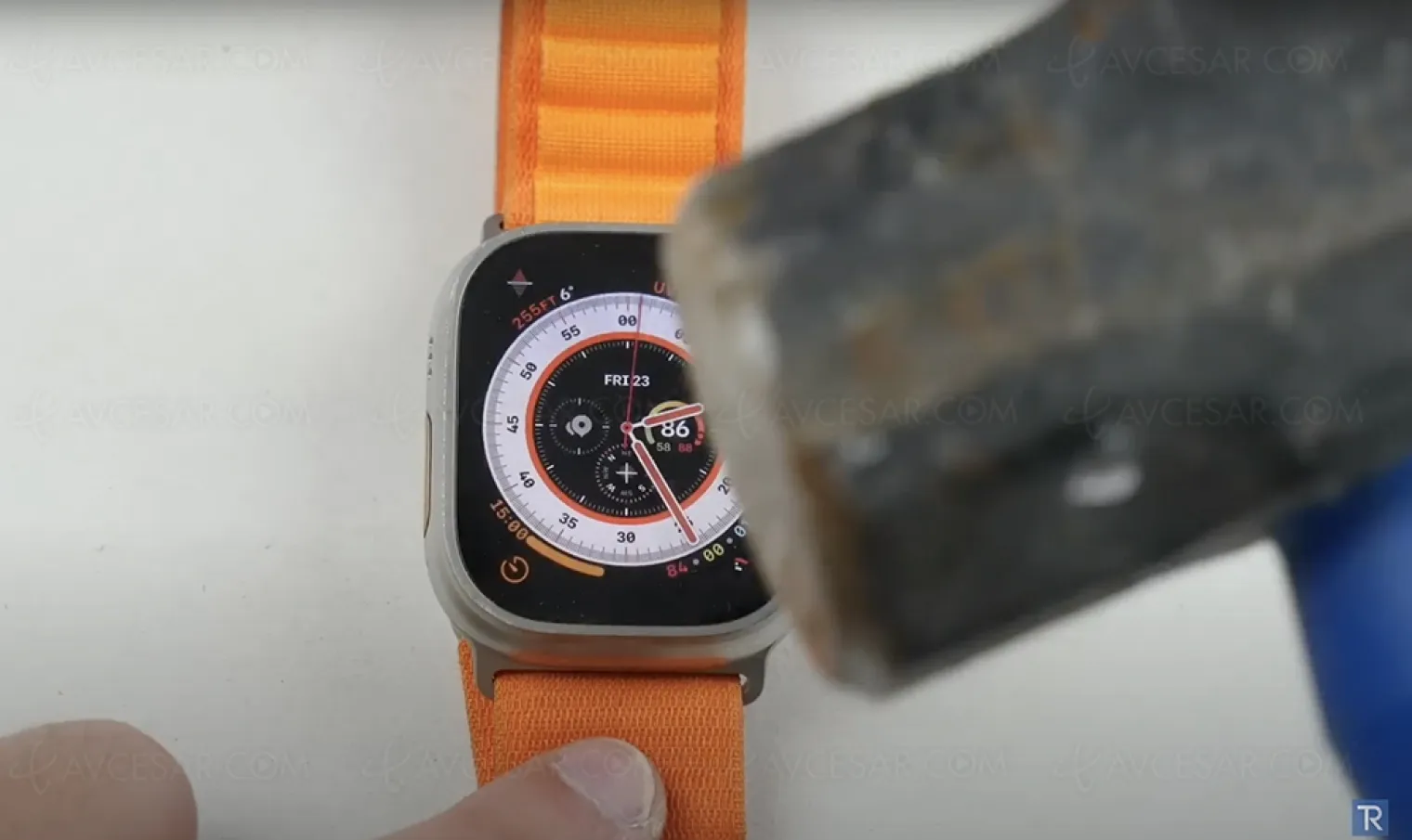 l-apple-watch-ultra-torturee-a-coups-de-marteaux