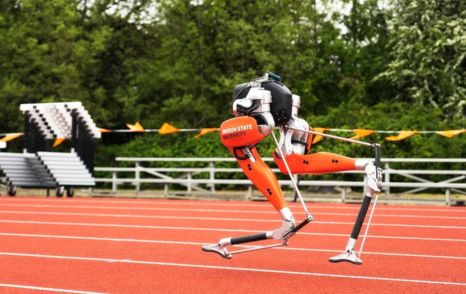 cassie-record-du-100-metres-pour-un-robot-bipede