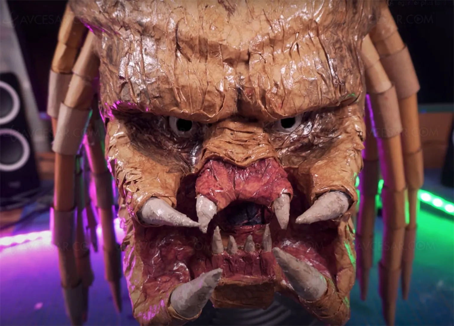 Fais ton masque de Predator en carton pour 8 €