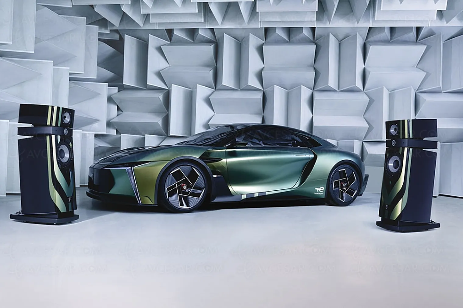 systeme-focal-utopia-dans-le-concept-car-ds-e-tense