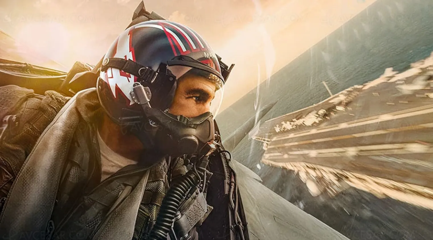 mais-que-fait-tom-cruise-sur-un-porte-avion-en-italie