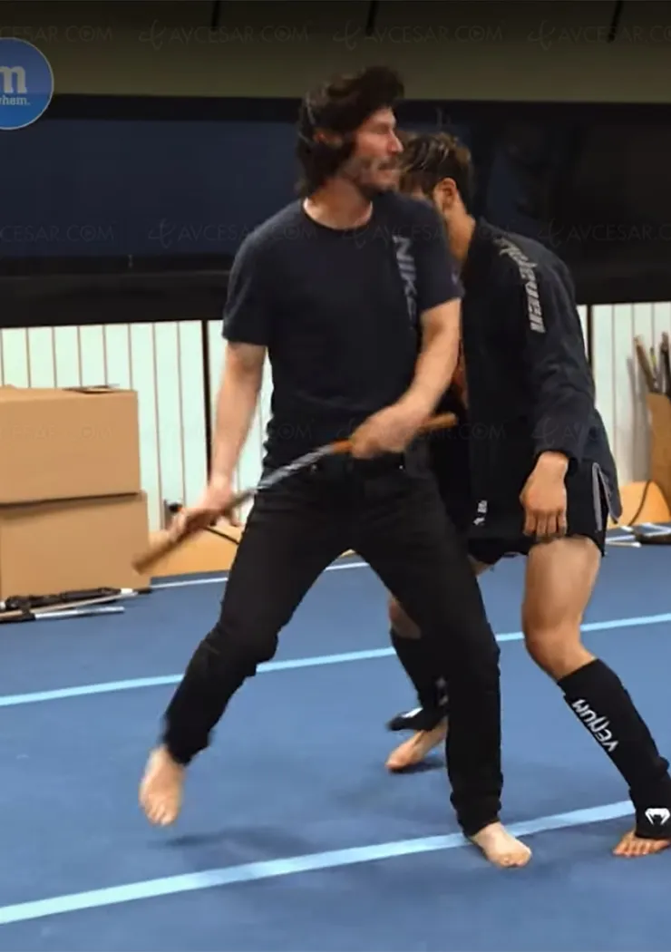 video-de-keanu-reeves-qui-s-entraine-pour-john-wick-4-il-gere