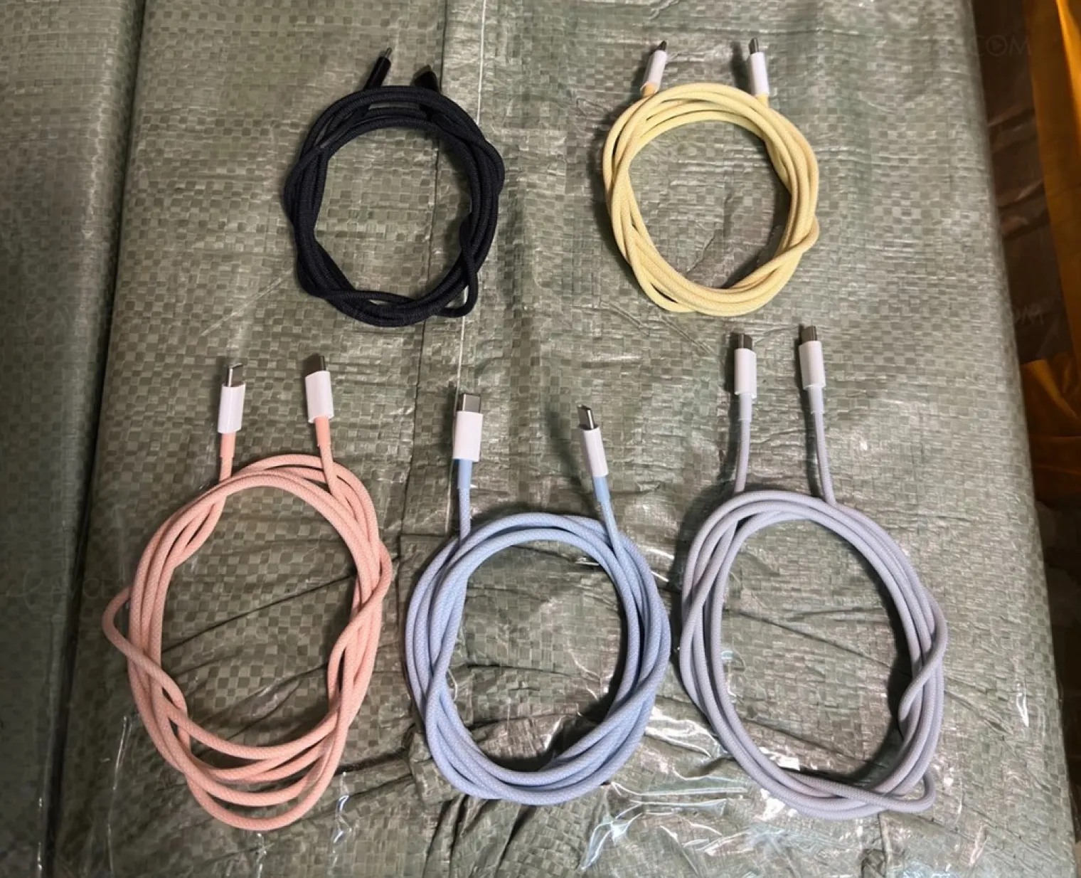 cables-usb-colores-pour-les-iphone-15-et-15-plus