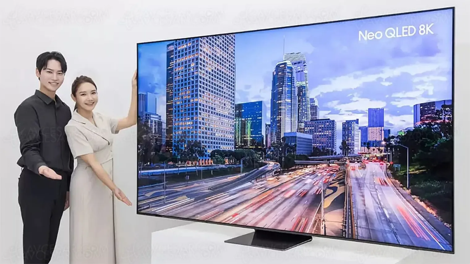 ifa-23-tv-mini-led-8k-samsung-tq98qn990c-vaisseau-amiral-geant-a-tous-points-de-vue