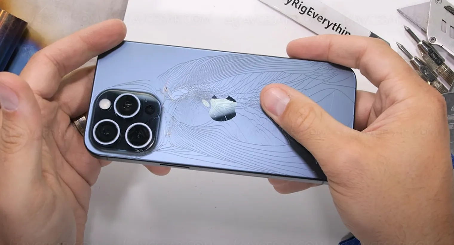 iphone-15-pro-max-malmene-ames-sensibles-s-abstenir-video