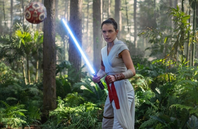 La nouvelle trilogie Star Wars avec Daisy Ridley légèrement décalée