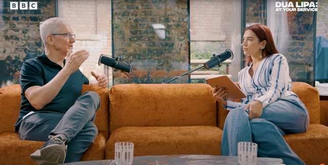Dua Lipa et Tim Cook, podcast sur canapé