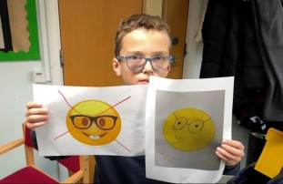 L’emoji « nerd » trop offensant&nbsp;? On a créé&nbsp;le&nbsp;nôtre&nbsp;!