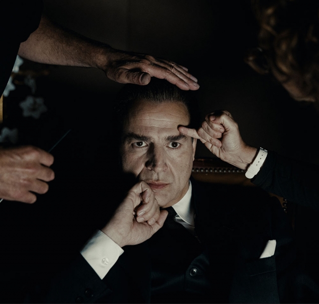 Cristóbal Balenciaga premières images de la série haute couture Disney+