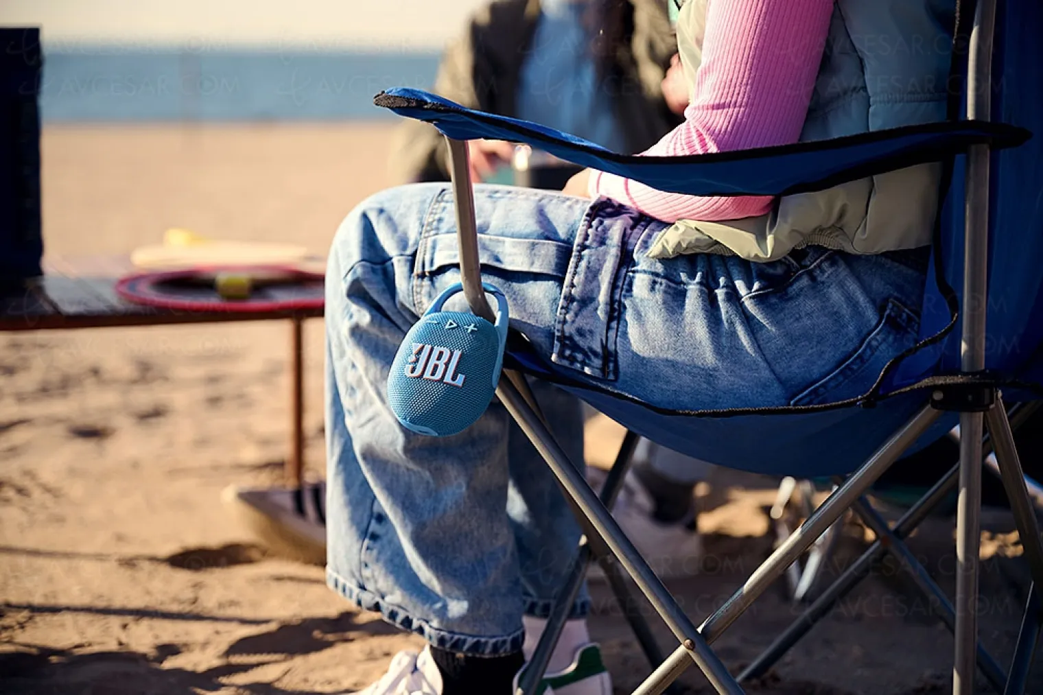 ces-24-jbl-clip-5-enceinte-bluetooth-auracast-etanche-pour-bouger-partout-tout-le-temps