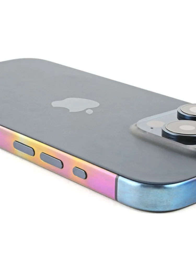 iPhone&nbsp;15 Pro anodisé dans un bain d’acide, n’essayez pas ça&nbsp;chez&nbsp;vous