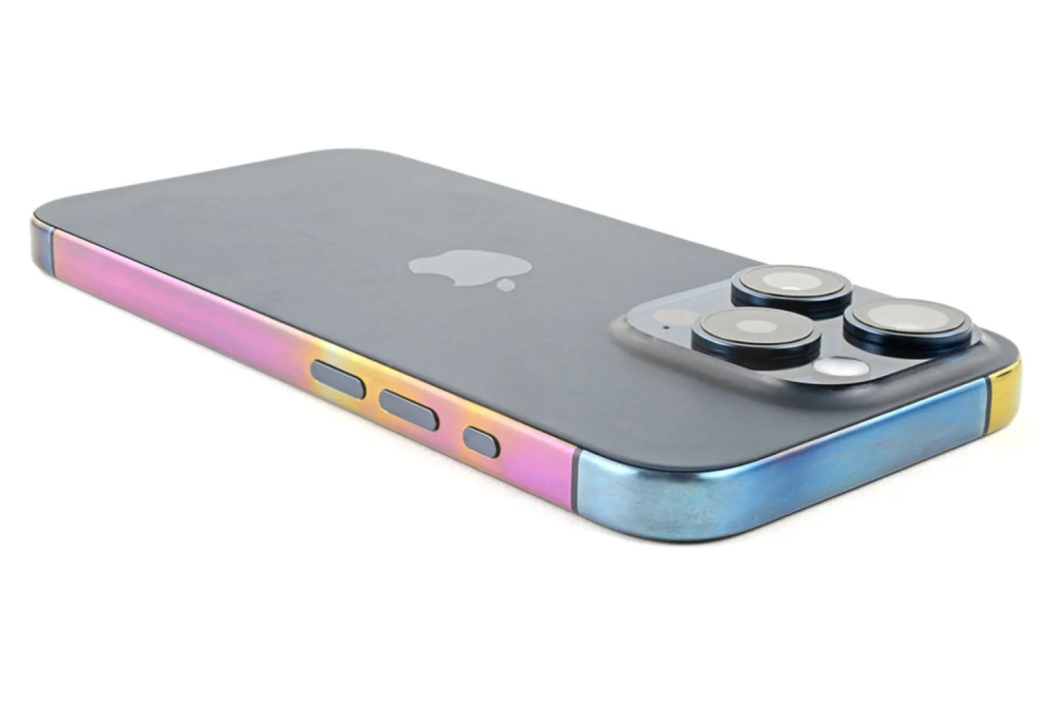 iphone-15-pro-anodise-dans-un-bain-d-acide-n-essayez-pas-ca-chez-vous