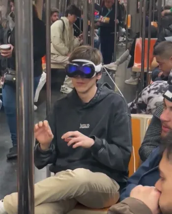 Apple Vision Pro&nbsp;: « une expérience religieuse » pour James Cameron, et déjà dans le métro&nbsp;new‑yorkais