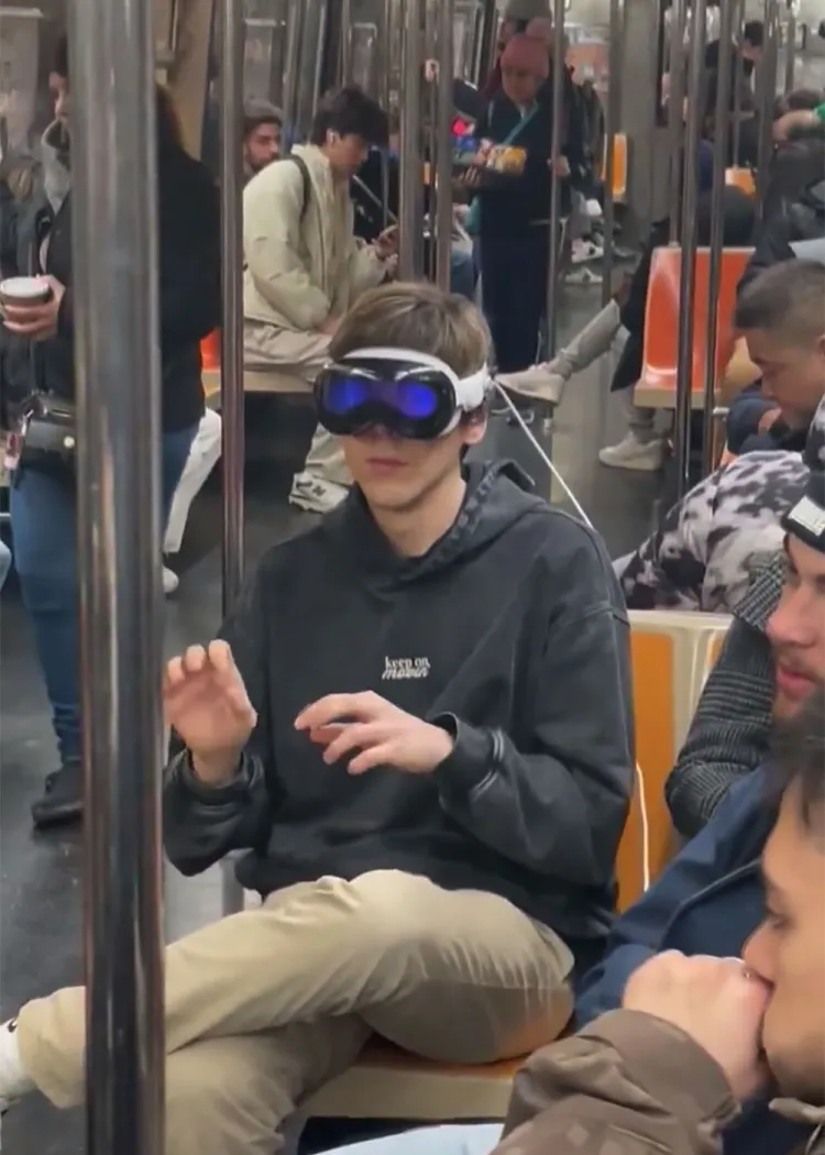Apple Vision Pro&nbsp;: « une expérience religieuse » pour James Cameron, et déjà dans le métro&nbsp;new‑yorkais
