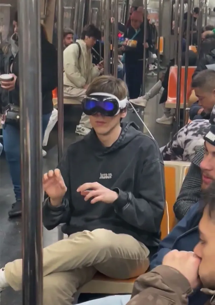 apple-vision-pro-une-experience-religieuse-pour-james-cameron-et-deja-dans-le-metro-new-yorkais