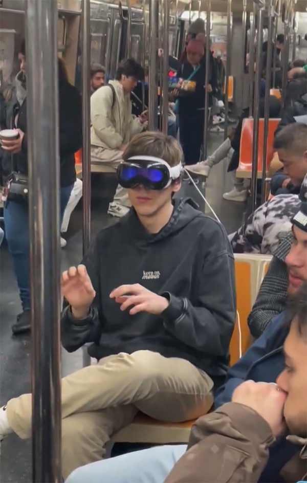 Apple Vision Pro : « une expérience religieuse » pour James Cameron, et déjà dans le métro new‑yorkais
