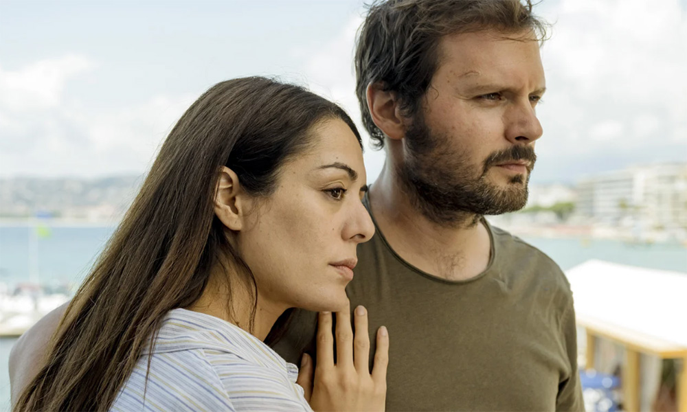 Sofia Essaïdi et Hugo Becker dans La peste