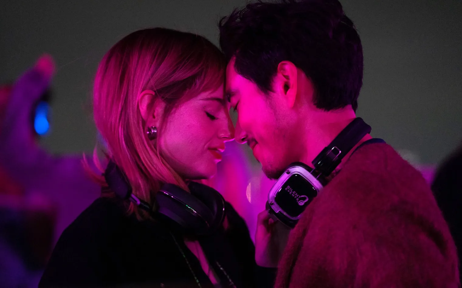 the-greatest-hits-la-da-doo-rom-com-disney-se-devoile