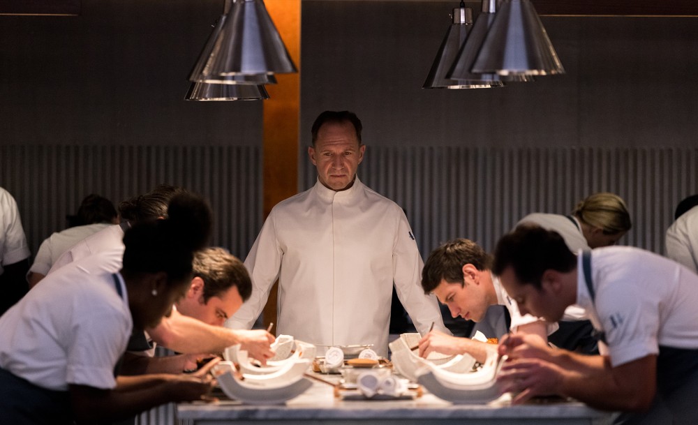 Ralph Fiennes dans Le menu, le 26 avril sur Disney+