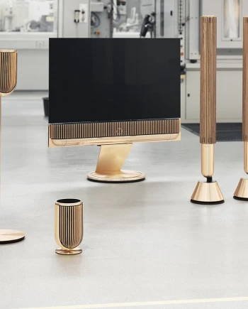 Bang &amp; Olufsen Beolab&nbsp;8, nouveaux coloris Dark Oak et&nbsp;Gold&nbsp;Tone
