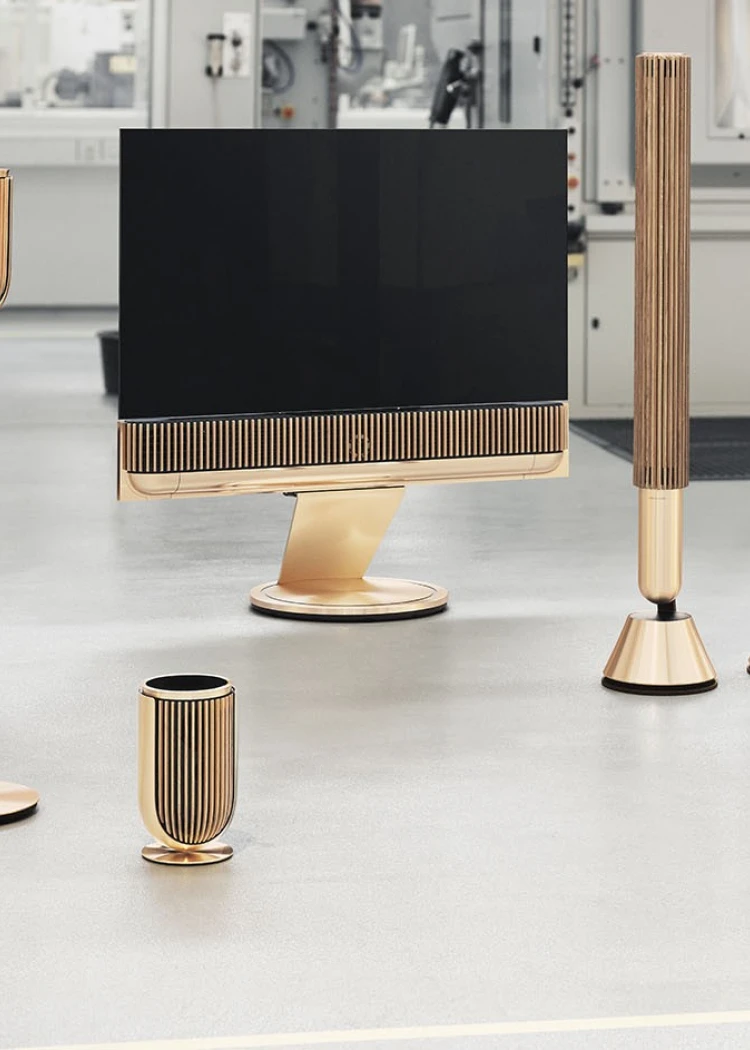 Bang &amp; Olufsen Beolab&nbsp;8, nouveaux coloris Dark Oak et&nbsp;Gold&nbsp;Tone