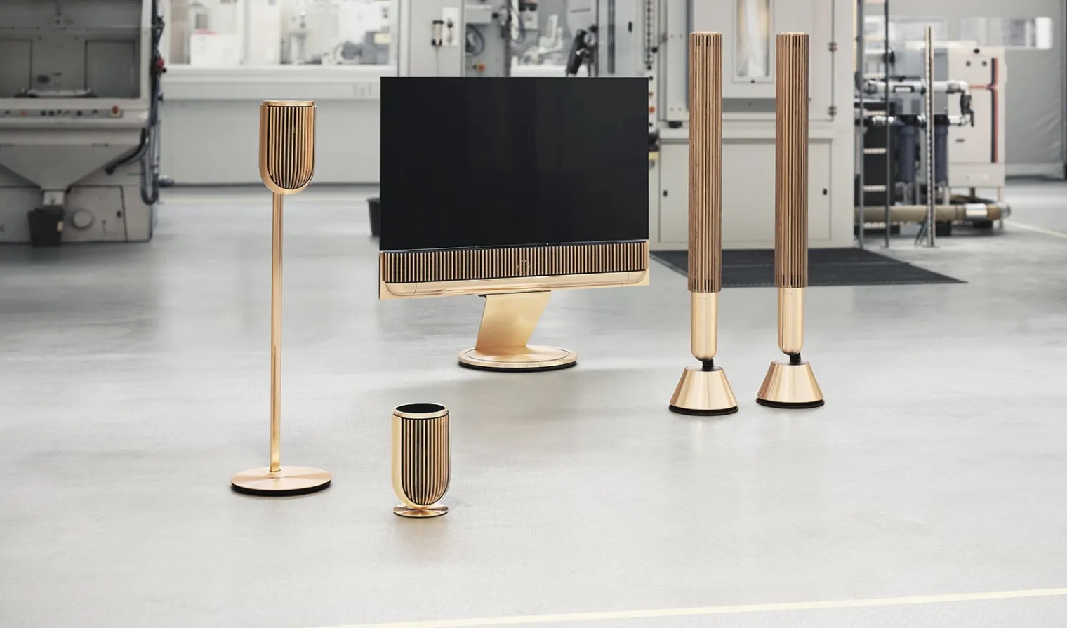 bang-olufsen-beolab-8-nouveaux-coloris-dark-oak-et-gold-tone