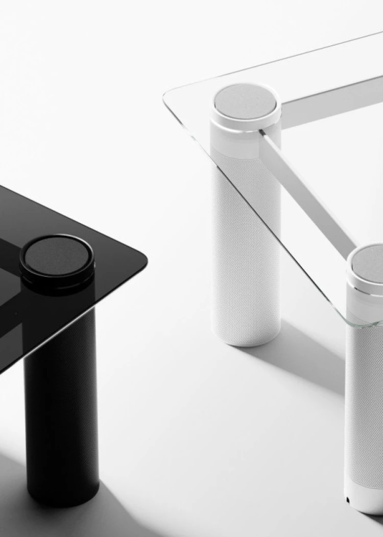 Table Verre&nbsp;: des enceintes en guise&nbsp;de&nbsp;pieds