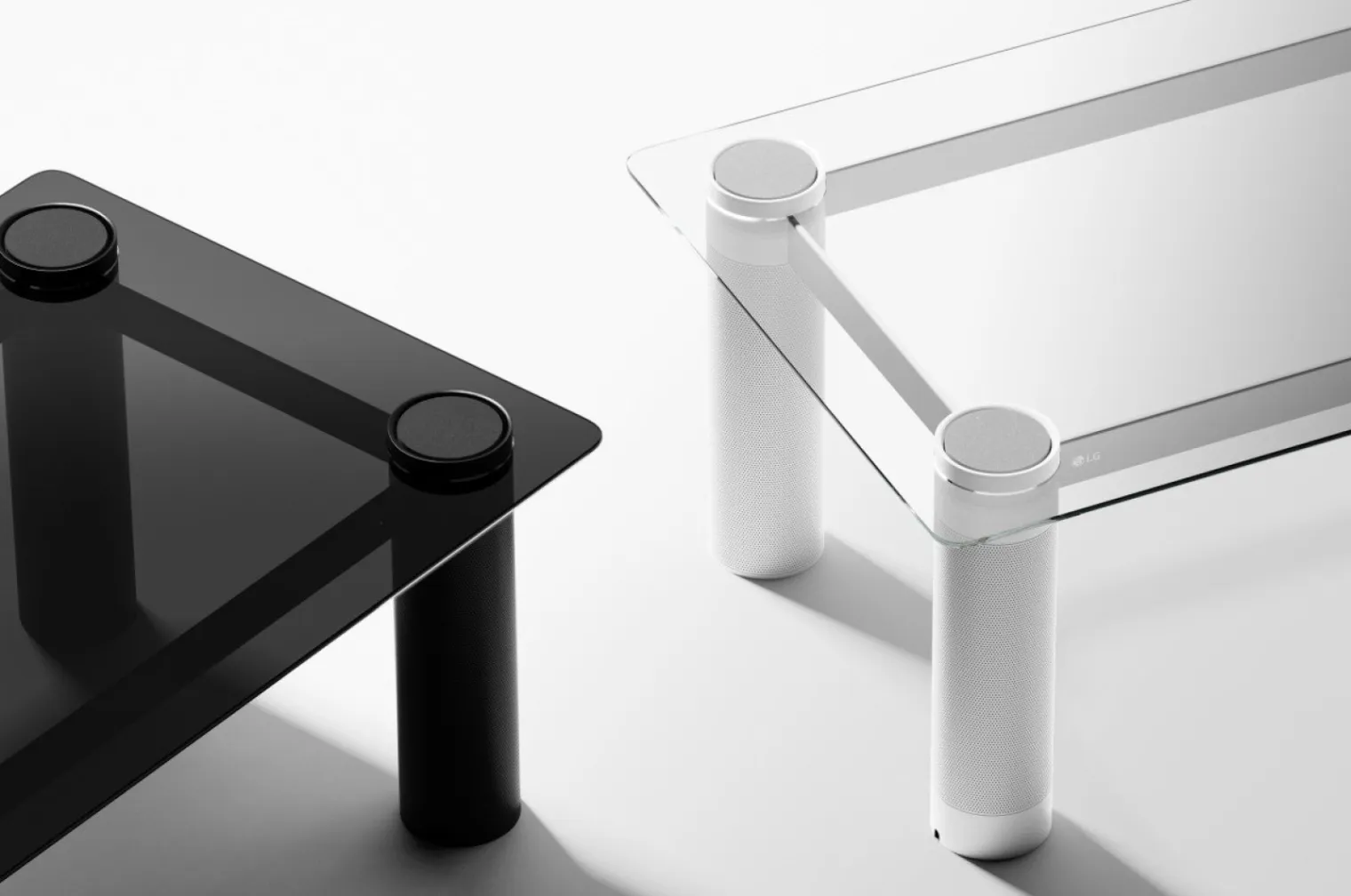 Table Verre : des enceintes en guise de pieds